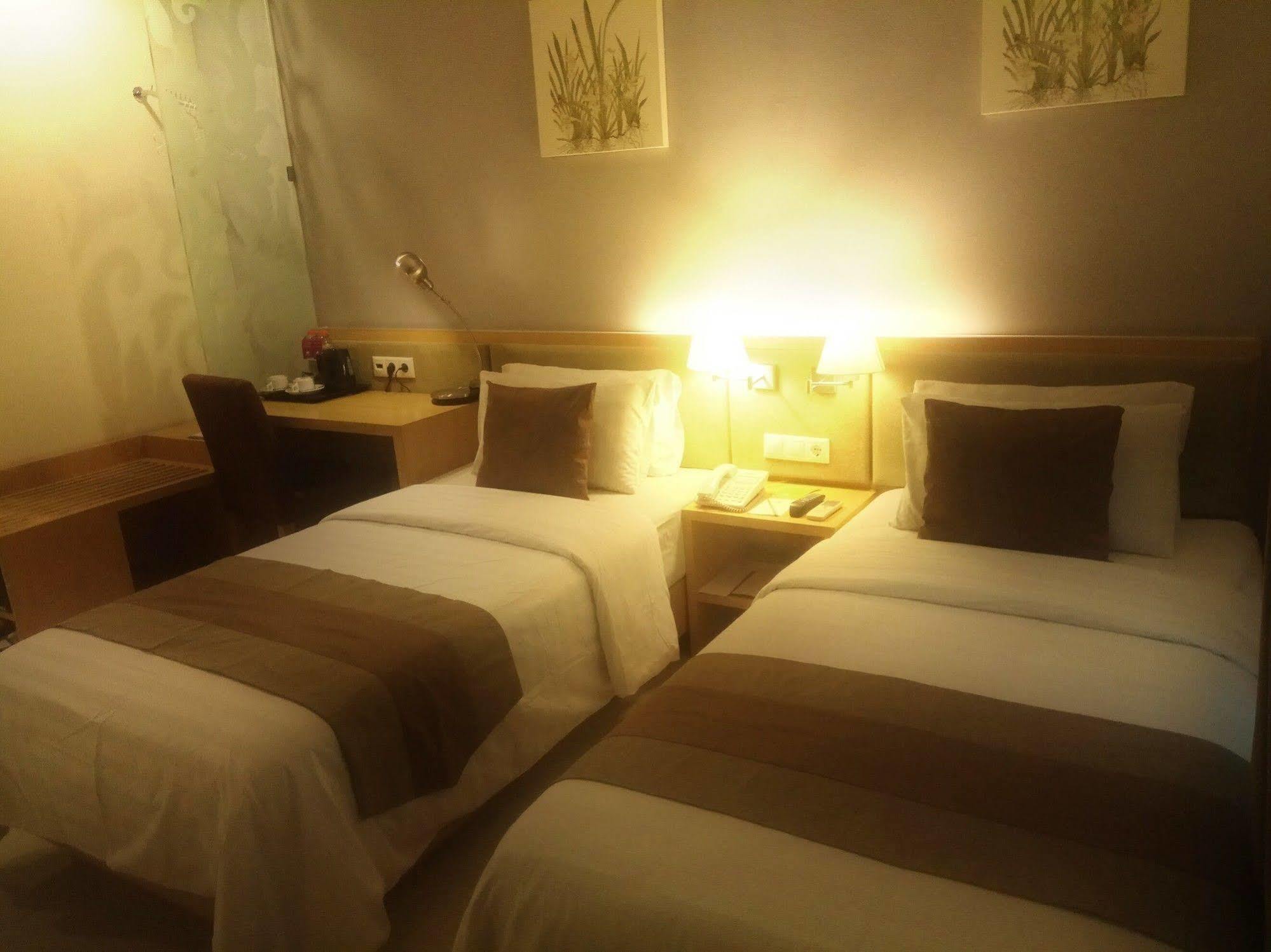 Hotel Anggrek Gandasari Bandung Exterior photo